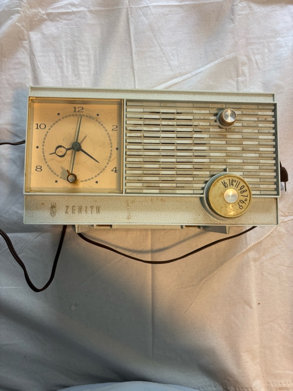 Vintage MCM light blue Zenith K511B Tube clock AM table Radio Tested